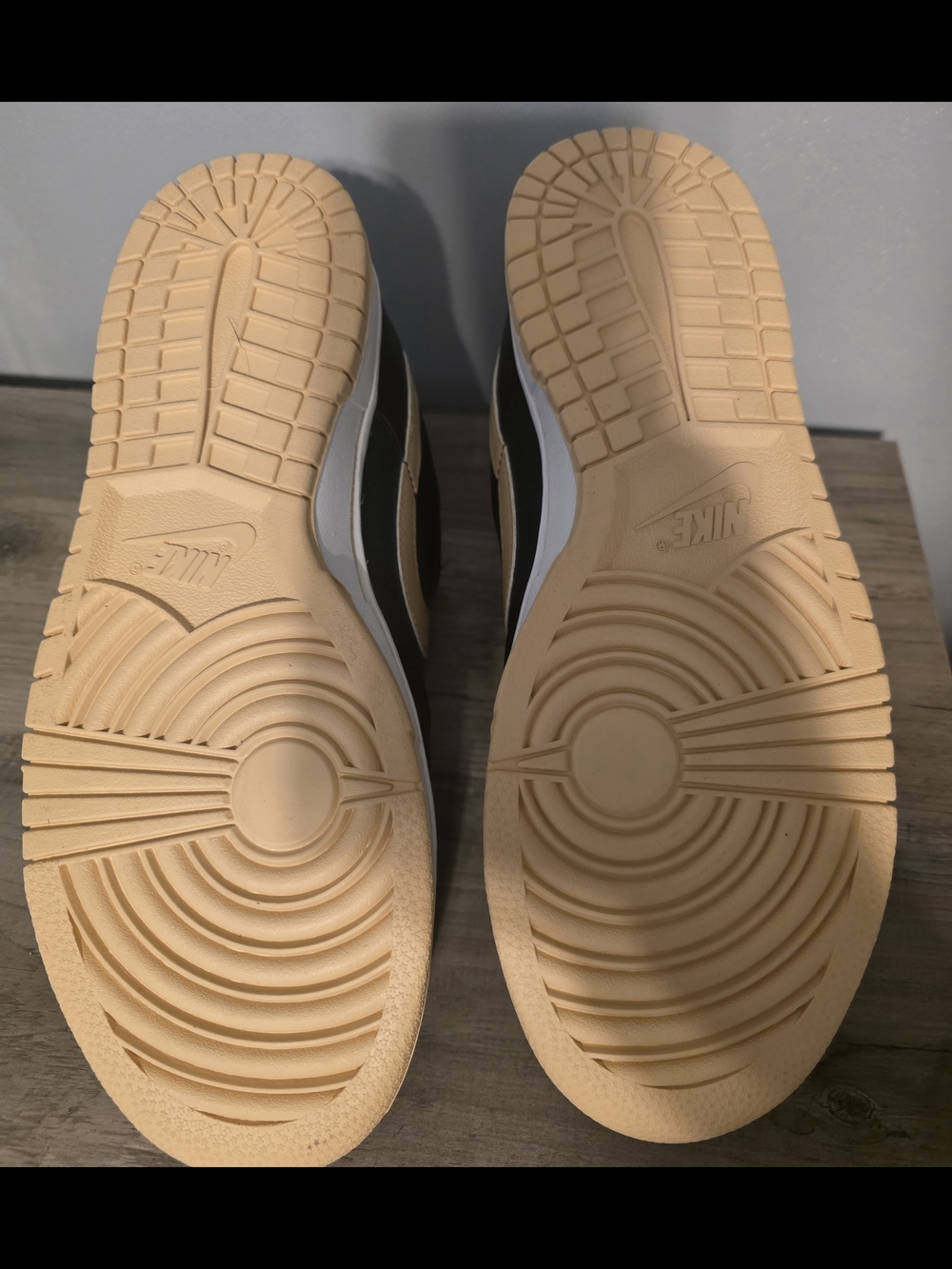 Men's Black Leather Low-Top Sneakers with Cream Accents - Picture 7 of 8
